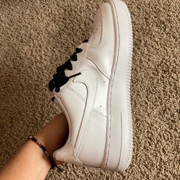 Air Force 1s low top white with black laces - Picture 3 of 6